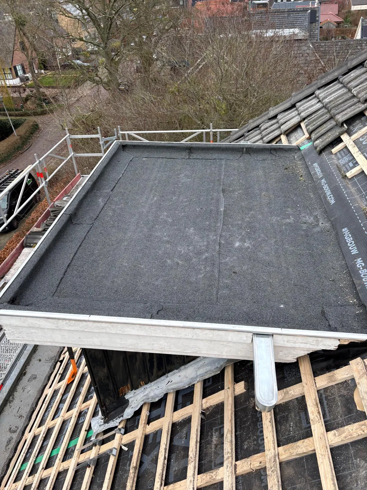 Platdak en dakkapellen renovatie in Wognum met zinken stadsuitlopen en nieuwe bitumen dakbedekking door NH Dakwerken